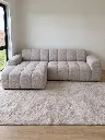 Gespiegelde lichtgrijze hoekbank met chaise links.webp